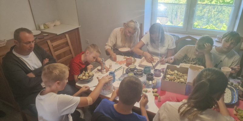 Ministranci na warsztatach ceramicznych